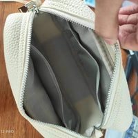 Bolso beige con textura, cremallera y forro gris, ideal para mujer, mostrando su interior organizado