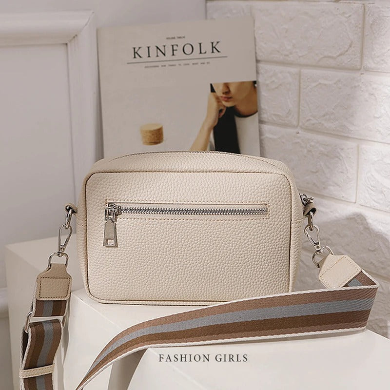 Bolso cruzado beige con correa rayada, diseño moderno para mujer, ideal para moda diaria