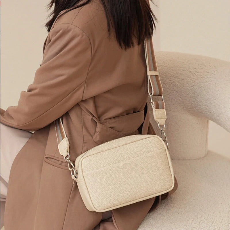 Bolso cruzado beige con textura, correa ajustable, ideal para mujer, estilo casual y moderno